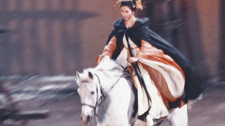 Ini adalah adegan menunggang kuda dengan kostum cantik yang dia rekam pada Malam Tahun Baru ketika d