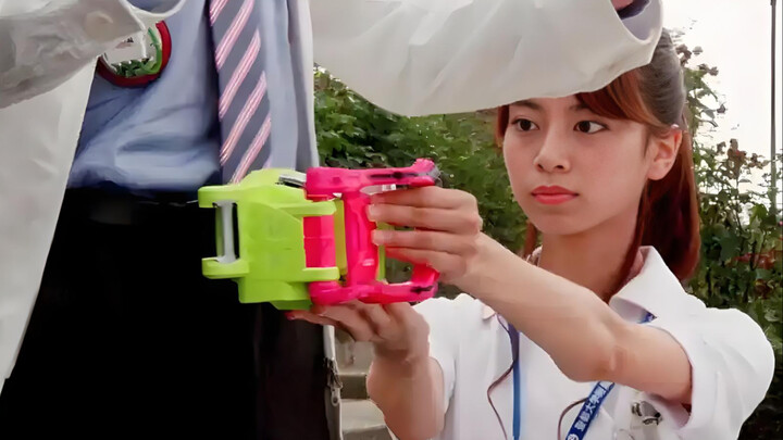Daftar orang-orang tangguh di Kamen Rider yang membutuhkan bantuan orang lain untuk berubah