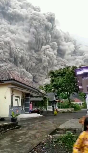 Gunung Lumajang Meletus