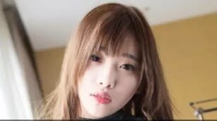 พิธีกรหญิงรำใส่ผ้าไหมสีขาว ผ้าไหมสีดำ และส้นสูง สวยงามจริงๆ yyds