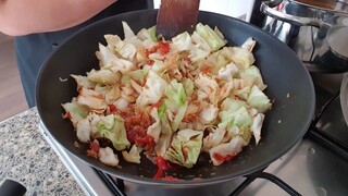 ผัดกะหลำปลีหมูกรอบง่ายๆ Stir Fried Crispy Pork With Cabbage (น่ากินมากๆ)