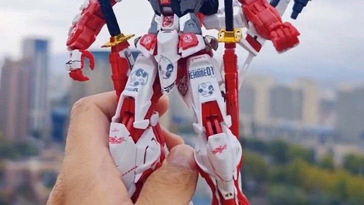 Red Heretic jatuh dari atap...