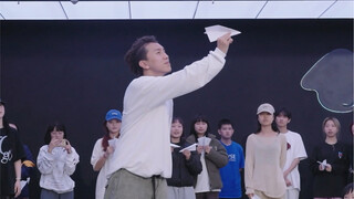 The paper airplanes we used as children can actually be played like this!