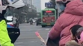 Khoảnh khắc chữa lành của đứa trẻ thật sự rất chữa lành. Hóa ra hạnh phúc có thể đơn giản đến thế!