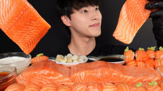 Salmon sashimi & salmon sushi, eat them in big mouthfuls to enjoy! -［DDM］