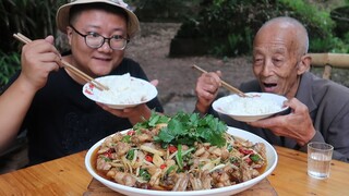 Membuat hidangan terkenal "kelinci jahe" yang pedas dan lezat