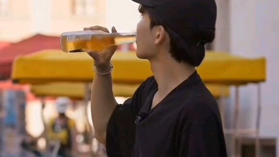 Just Yoon Jeonghan drinking beer 😳😳 why does he look s hot?!