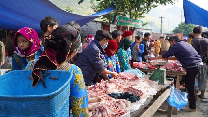 Thịt Lợn Bản Đắt Đỏ Vẫn Đông Kín Người Mua