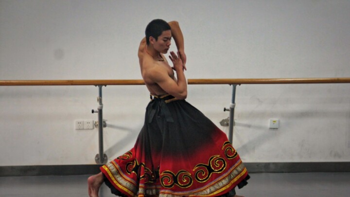 Solo dance repertoire "Yi People in the Mountains" (final report version of the second semester of s