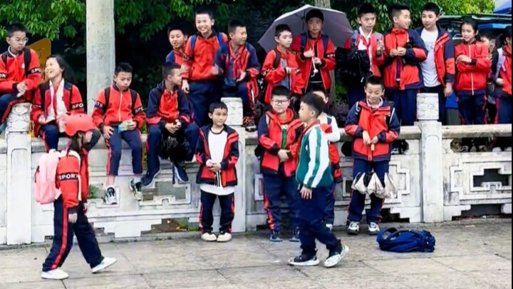 小学生街头热烈斗舞，哪边更猛呢？