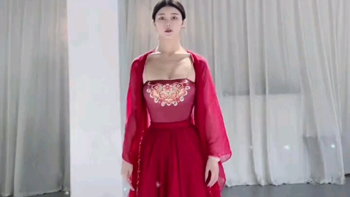 เสื้อผ้าสีสันสดใส การแต่งหน้าแบบบางเบา แก้มที่สดใส และหุ่นที่สง่างามในวังหยก