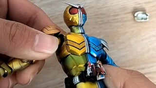 Hơn 30 tác phẩm điêu khắc bằng xương thật của Kamen Rider giả kinh khủng đến mức nào?