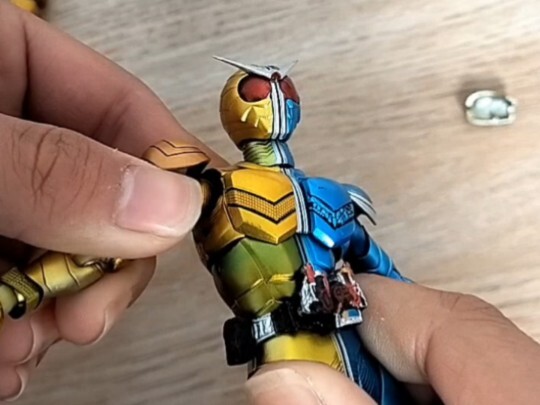 Hơn 30 tác phẩm điêu khắc bằng xương thật của Kamen Rider giả kinh khủng đến mức nào?