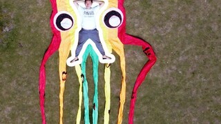 Tantangan menerbangkan layang-layang yang panjangnya lebih dari 20 meter! Kepala layang-layang ini l