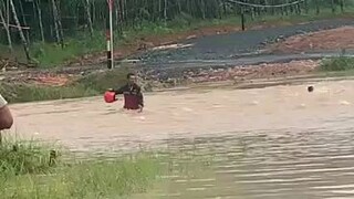 banjir angsana tanbu,pemotor terseret arus banjir