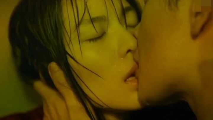 与女友闺蜜躲雨，孤男寡女双双无法自拔