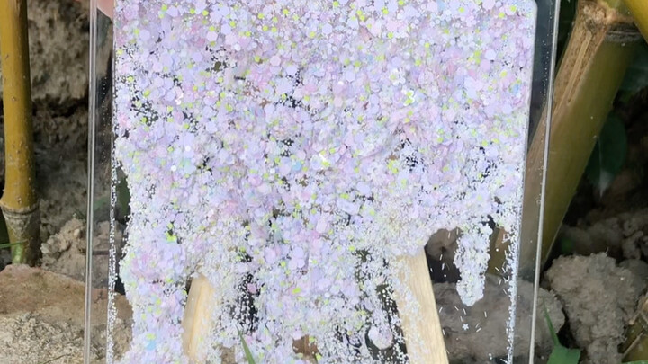 It seems that many people say it looks like wisteria flowers