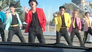เมื่อคุณเจอ BTS เต้นระหว่างทางไปทำงาน