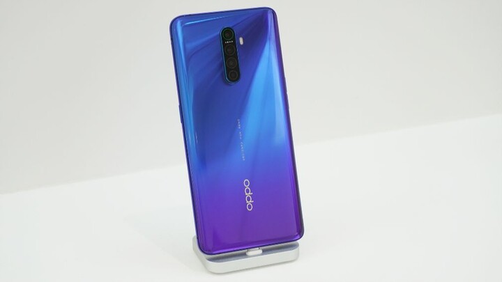 Does the light and shadow gradient design of OPPO Reno ACE look good?