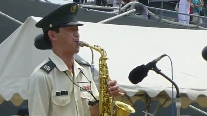 The Japanese Self-Defense Forces played anime hits, and the saxophone sounded very sexy! Netizens: T