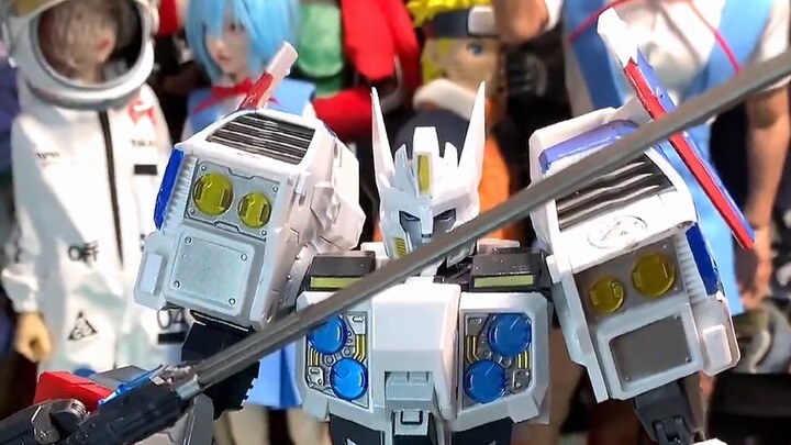 Đồ chơi White Ronin Transformer do bên thứ ba tại Trung Quốc sản xuất là sự kết hợp giữa đua xe Công