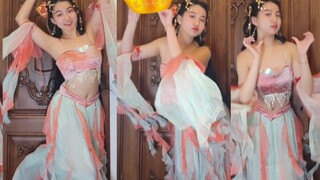 Bất kỳ ai nhìn thấy chú cá chép koi này nhảy múa và bắt được tiền sẽ trở nên rất giàu có trong năm n