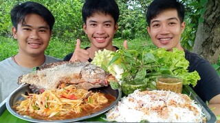 ส้มตำปลานิลอบโอ่ง พร้อมผักและหมี่ขาวเจียวนํ้ามัน และผักสดนํ้าจิ้มเด็ดๆ.