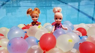 Water Balloons ! Elsa and Anna toddlers - pool - water fun splash - floaties