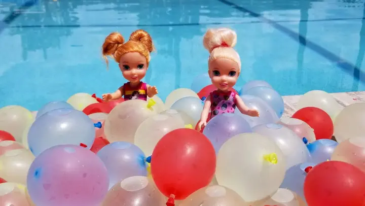 Water Balloons ! Elsa and Anna toddlers - pool - water fun splash - floaties