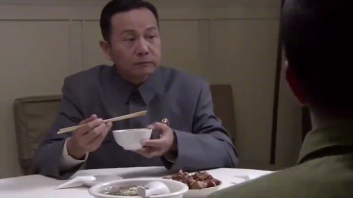 Nie Rongzhen: Marsekal Nie menyantap daging babi rebus dengan suapan besar. Qian Xuesen khawatir ten