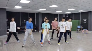 TF家族张峻豪 女团舞练习室    （后半部分是被老师夸的阿顺儿~）