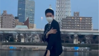 西装男子天空树下翻跳宣美的尾巴
