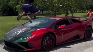 Kecepatan memamerkan Lamborghini yang melaju