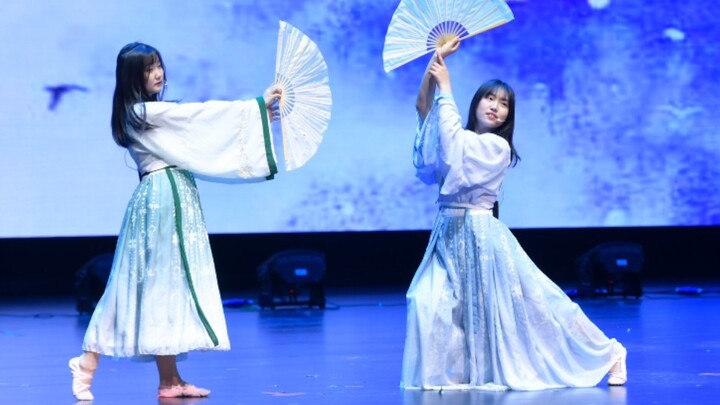 New Year's Day performance by two people with open microphones! Sing and dance "Drunk" The last east