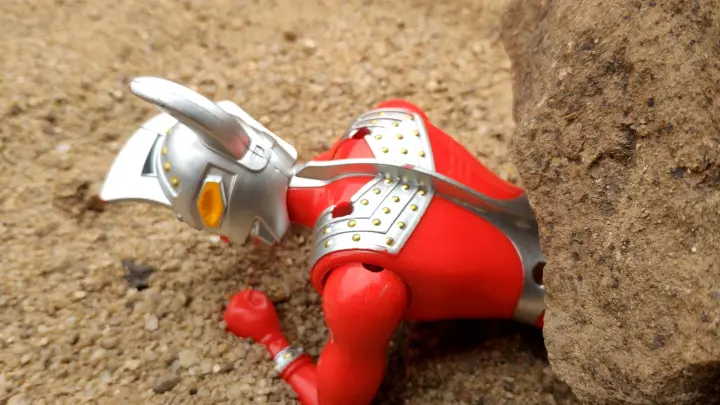 Toy Theater: Ultraman Taro was crushed by a big stone, the father of Ultra rescued Ultraman Taro