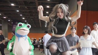 The second part of persecuting women in costumes! This time I actually persecuted...gege?