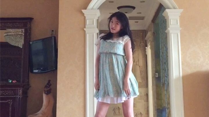 Gadis SMA bosan di rumah selama liburan dan menari mengikuti Hyun A Flower Shower