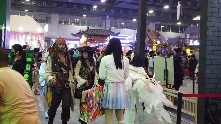 Life|Surprised to See Someone Cosplay Captain Jack at Comicon