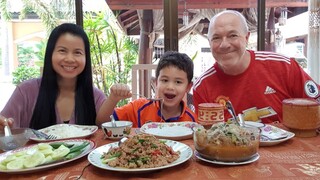 กระเพราหมูสับ แกงไก่ใส่วุ้นเส้นเมูตามใจหนุ่มน้อยรักอาหารอีสาน  Curry Chicken with Glass Noodles