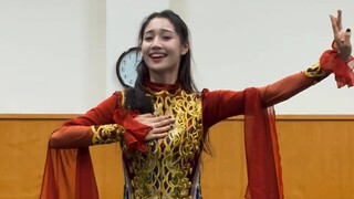 民族舞的生命力像火焰一样燃烧绽放～