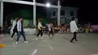 dancing my friend with him family 😲