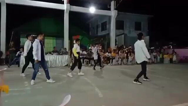 dancing my friend with his family 😲