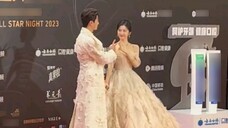 Xu Kaijing berpegangan tangan sepanjang waktu di karpet merah Sweet Star Awards. Manis sekali bagi k