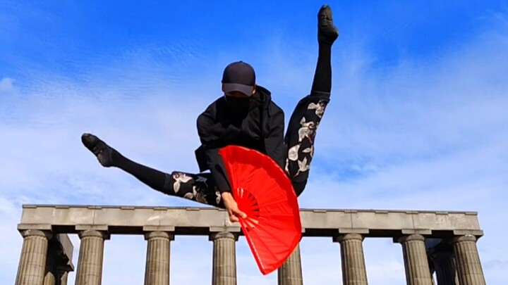 让中国红扇飞舞在爱丁堡卡尔顿山。