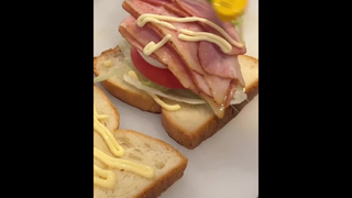 แซนวิชแฮมกับไข่แซนวิชทั้งสองชิ้นใหญ่โตและอร่อยเกินไป 🤤🥪