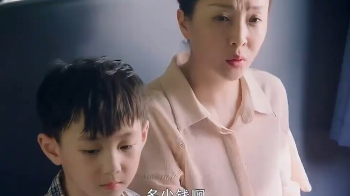 女人无意间一个善举，感动火车上所有乘客女人无意间一个善举，感动火车上所有乘客