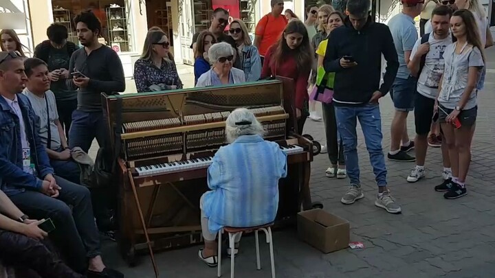 Liszt-Hungary Rhapsody No.2 Piano được "bà ngoại" mượn, nghệ sĩ đường phố suýt mất việc