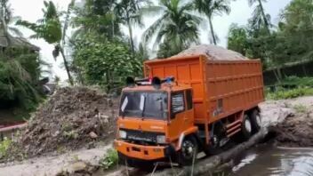 Sopir Gila. Nyeberang kali Banjir