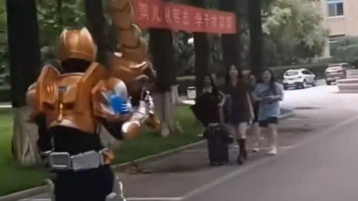 A local tiger man steps into the university campus [Let the power of the earth, rock and soil carry 