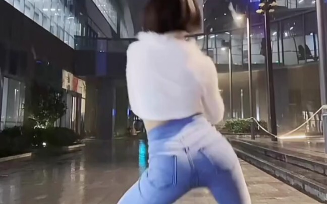 The strongest dancer, the dance teacher’s solo dance from behind!